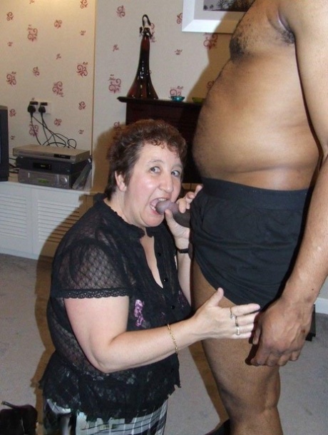 black girl with a fat ass tries out anal toys pornos picture