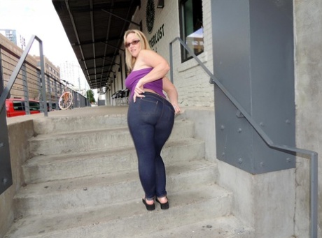 fat girl masterbates pussy nice pictures