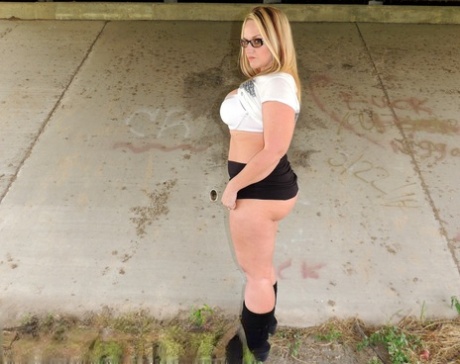 thick bbw dancing and getting wet erotic images